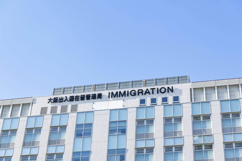 登録支援機関に委託していても特定技能の定期届出を受入れ機関が出す理由は?